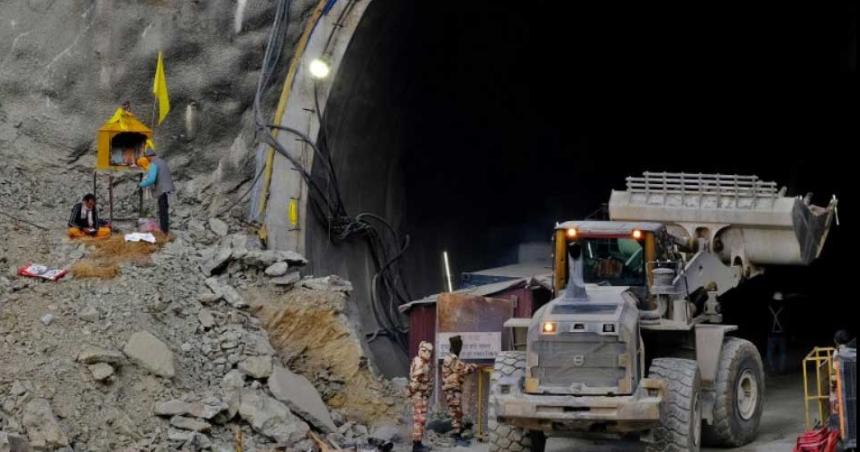 India- rescataron a los 41 trabajadores que habiacutean quedado atrapados dentro de un tuacutenel