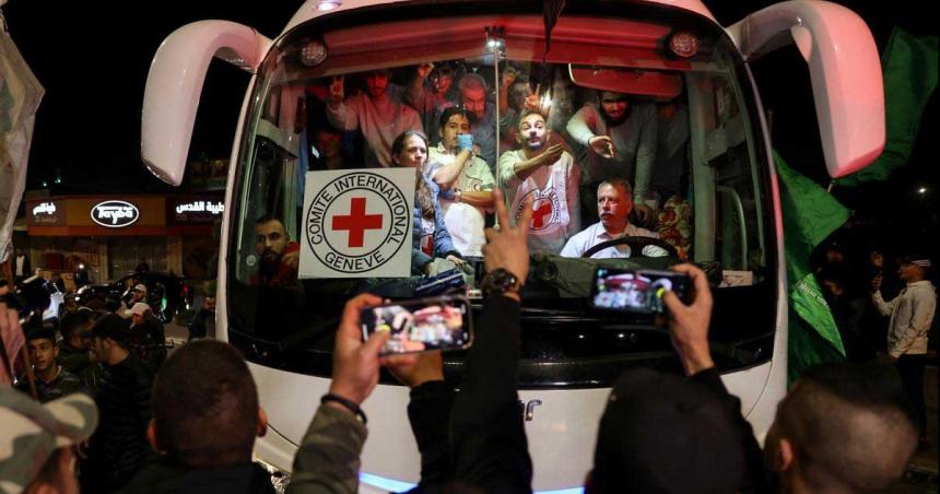 Hamas liberoacute a otros 10 rehenes entre ellos cuatro de nacionalidad argentina