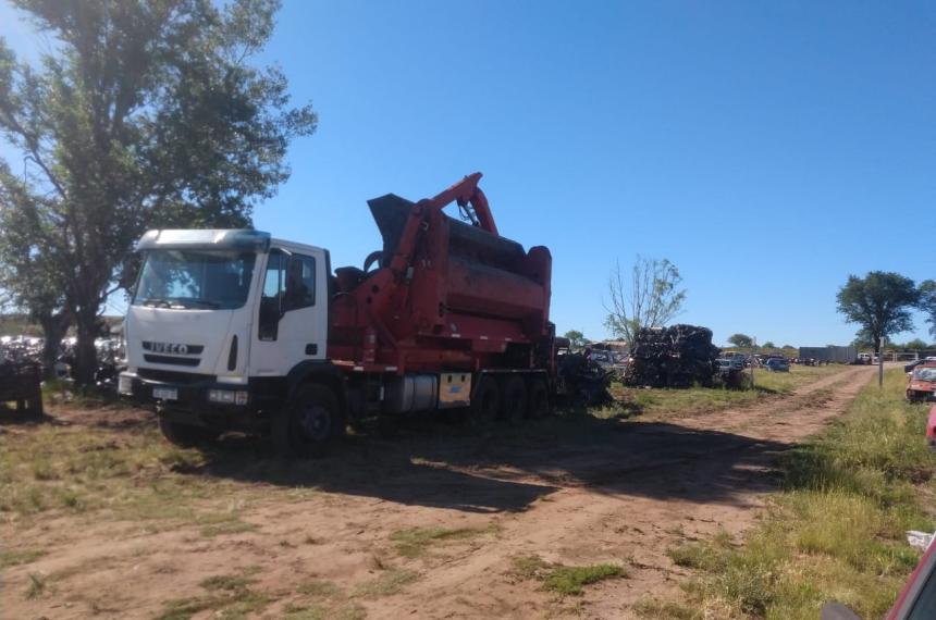 Una trituradora comenzoacute a compactar autos y motos