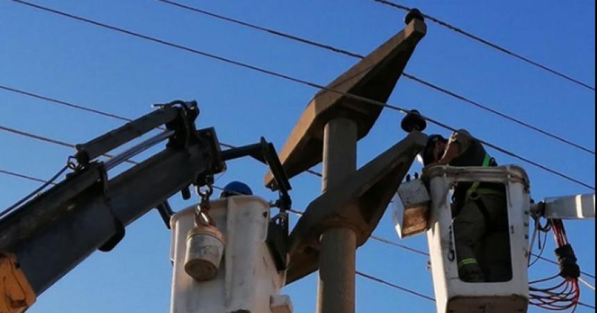 Un camioacuten enganchoacute un cable y cortoacute la luz en la zona norte de Acha