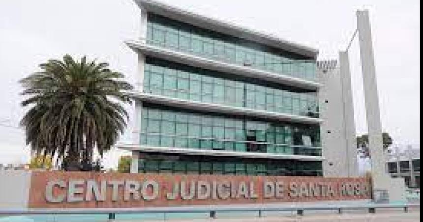 Condenan a un policiacutea a 15 antildeos de prisioacuten por abusar de sus dos hijas
