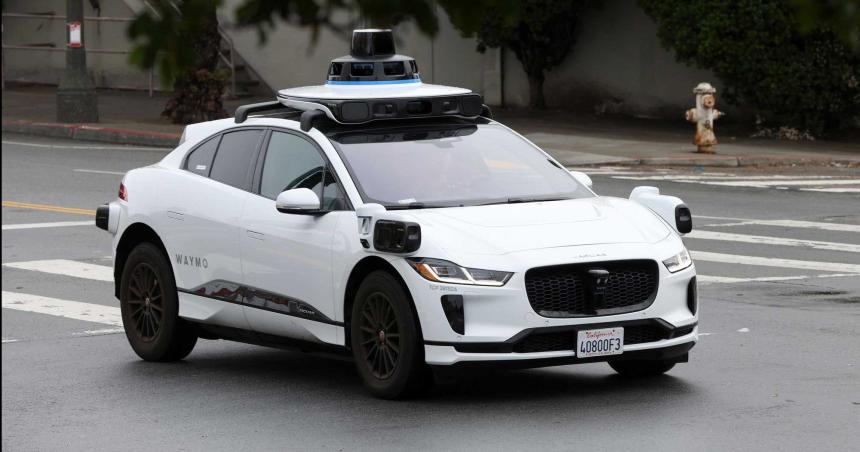 Asiacute se vive un viaje en Waymo el vehiacuteculo autoacutenomo de Google