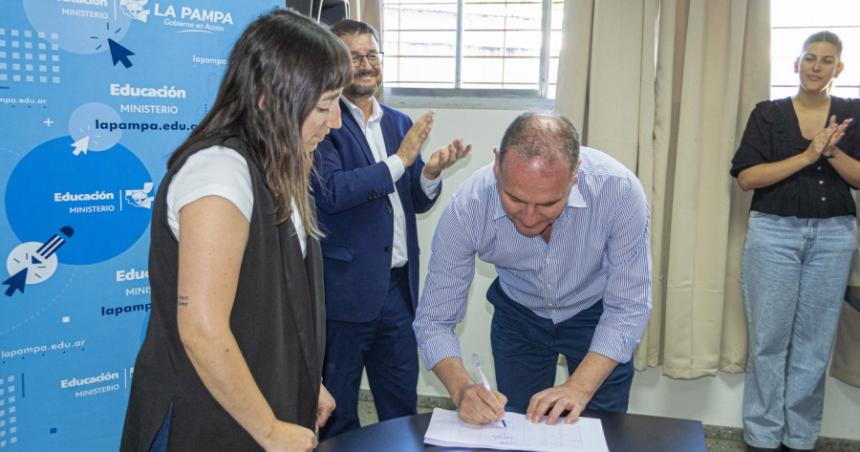 Entregan maacutes equipamiento escolar