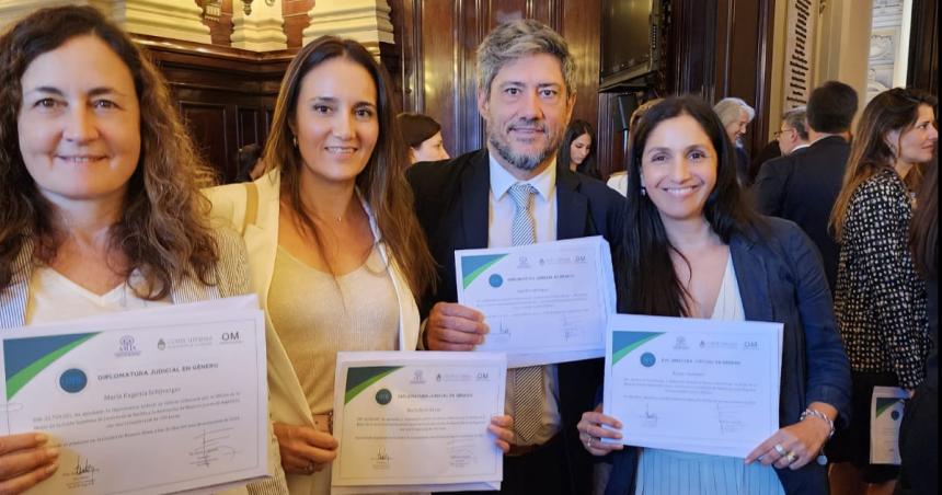 Seis funcionarios judiciales con diplomatura en geacutenero