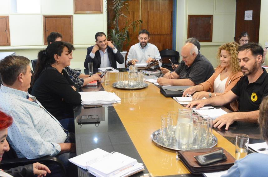 Paritaria- ofrecen 25 mil remunerativos y un bono de 90 mil