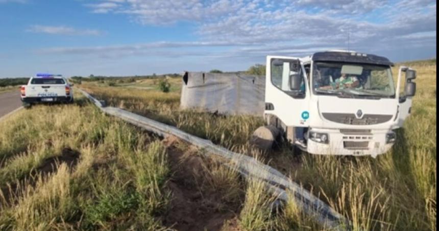 Camioacuten derrapoacute y volcoacute sobre la Ruta Nacional 35