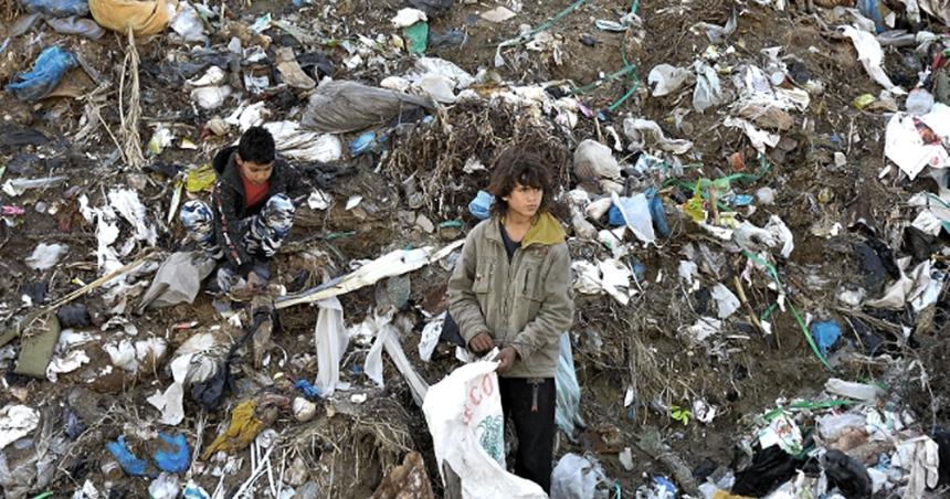 La pobreza del tercer trimestre fue de 447-en-porciento- y entre nintildeos y adolescentes llegoacute al 629-en-porciento-