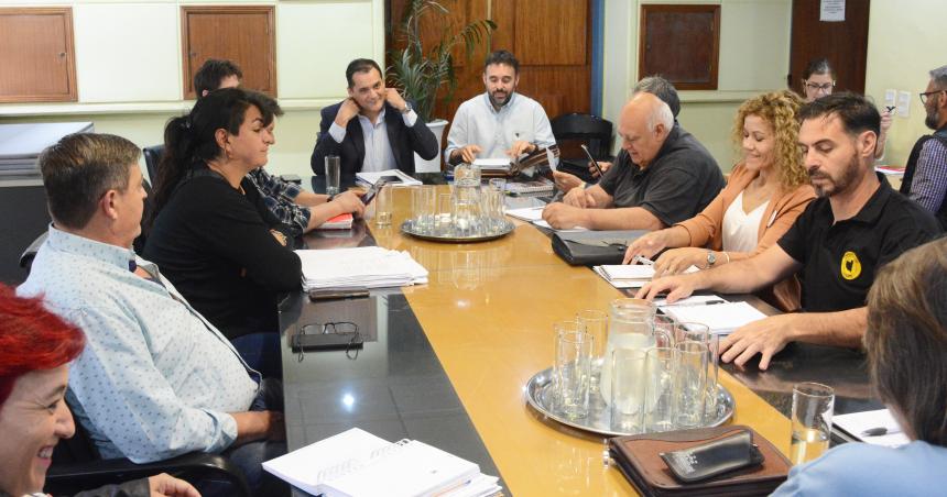 Paritaria- ofrecen 25 mil remunerativos y un bono de 90 mil