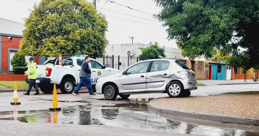 Choque en Villa Santillaacuten y despiste en la Peroacuten bajo la lluvia