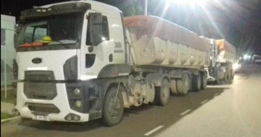Secuestran dos camiones que vendiacutean gasoil cerca de Ataliva Roca
