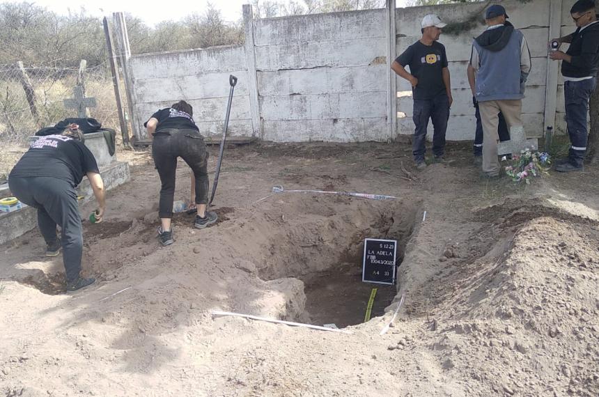 Recogieron muestras de dos NN enterrados en La Adela