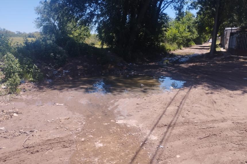 Desde hace varios diacuteas rebalsan las cloacas en la esquina de Nintildeas de Ayohuma y Lucia Tartaglia
