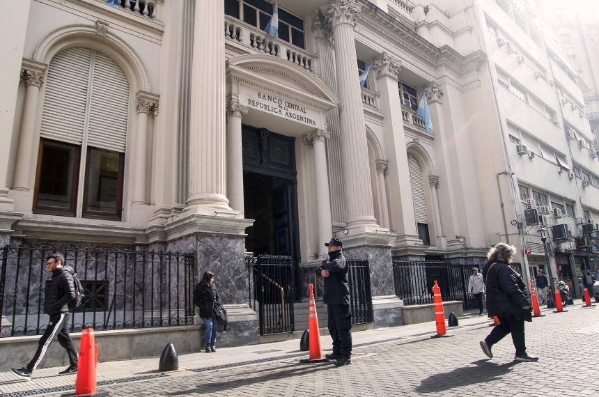 Antes de que asuma Milei el Banco Central devaluoacute un seis por ciento