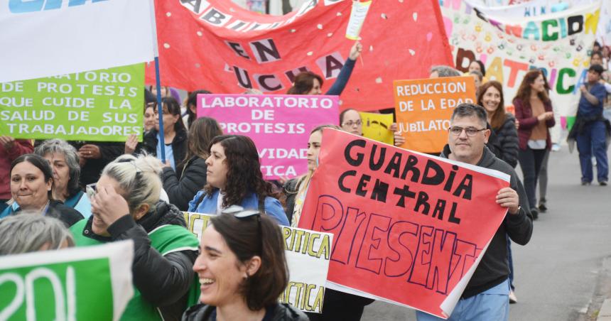 Salud pide pase a planta de contratados
