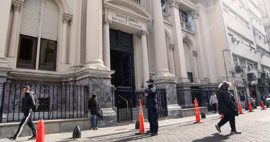 Antes de que asuma Milei el Banco Central devaluoacute un seis por ciento