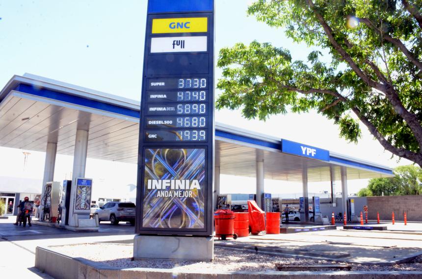 A dos diacuteas de la asuncioacuten de Milei YPF aumentoacute entre el 19 y el 25-en-porciento- el precio de los combustibles