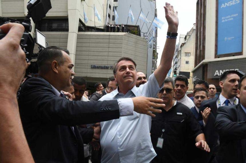 Bolsonaro se reunioacute con Milei- Hablamos de economiacutea seguridad y fuacutetbol