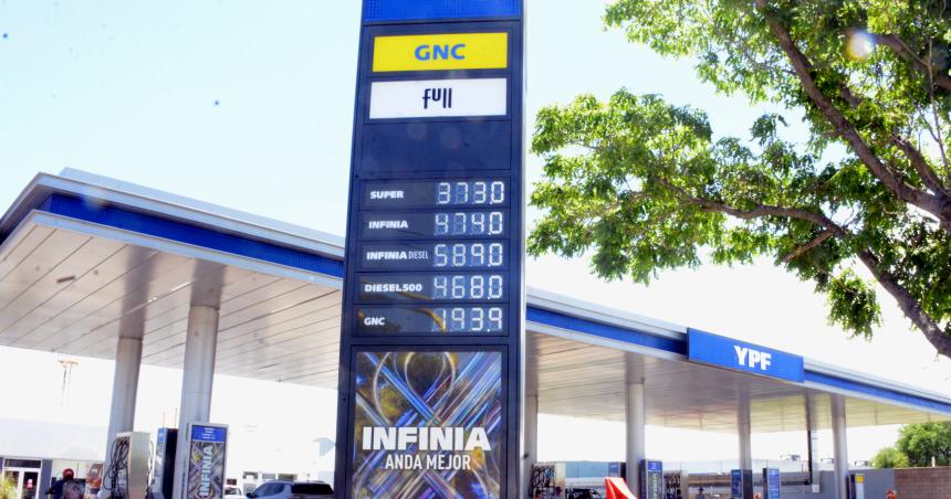 A dos diacuteas de la asuncioacuten de Milei YPF aumentoacute entre el 19 y el 25-en-porciento- el precio de los combustibles