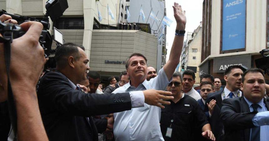 Bolsonaro se reunioacute con Milei- Hablamos de economiacutea seguridad y fuacutetbol