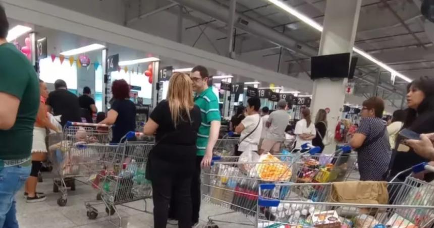 Boom de consumo- supermercados y mayoristas colmados para tratar de protegerse de los ajustes