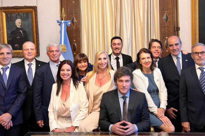 Insoacutelito- Milei le tomoacute juramento a su gabinete a puertas cerradas