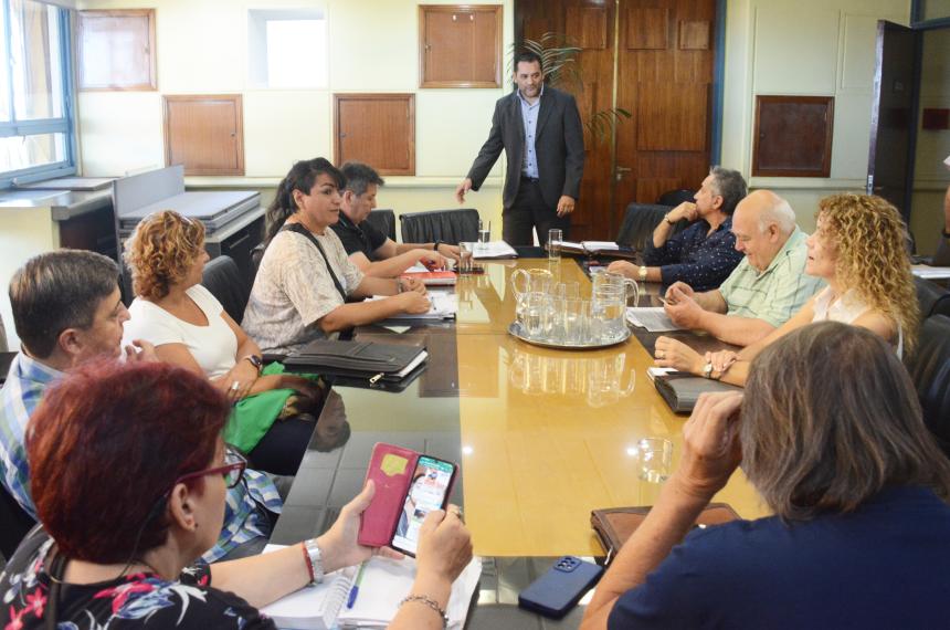 El Gobierno reabre el diaacutelogo con los gremios para cerrar el antildeo salarial de los estatales