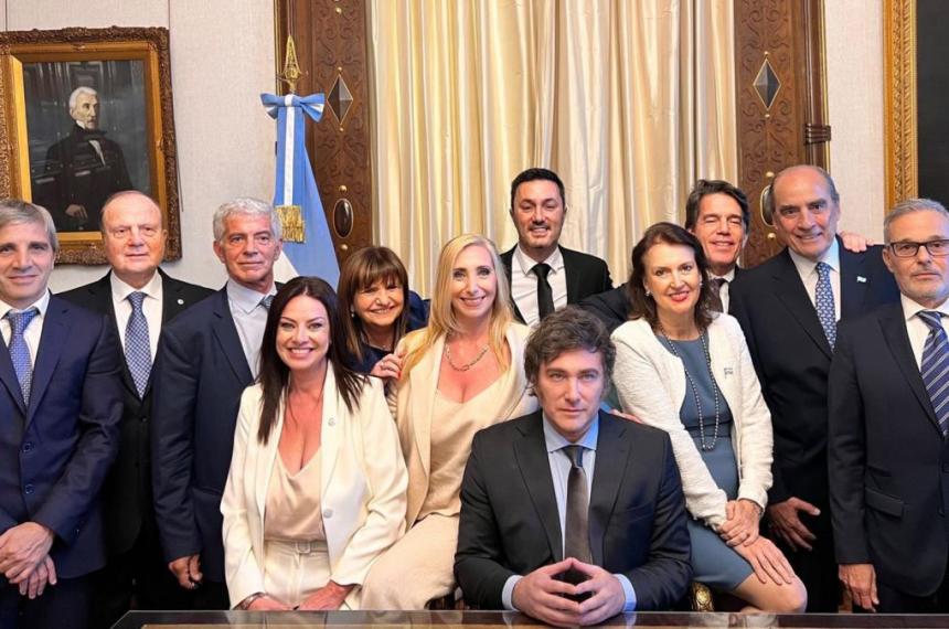 Milei encabeza la primera reunioacuten junto a sus ministros en Casa Rosada