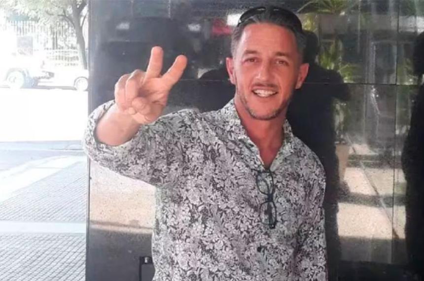 Identificaron al hombre que le lanzoacute una botella a Milei