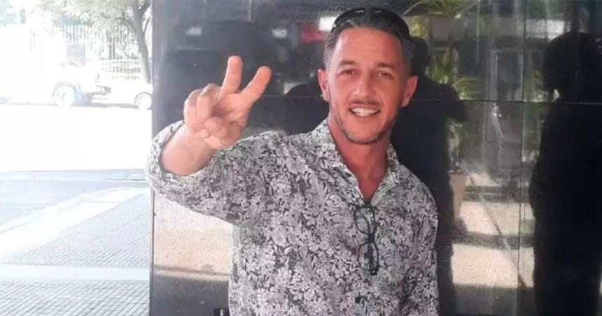 Identificaron al hombre que le lanzoacute una botella a Milei