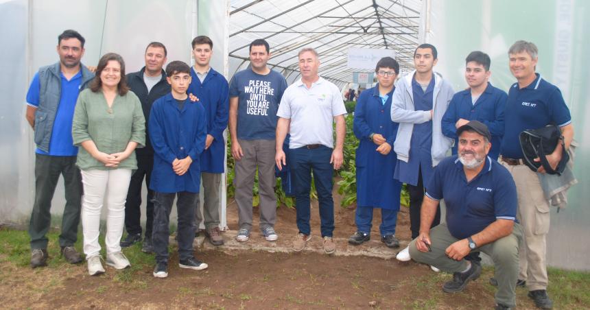 Estudiantes en la jornada Hortiacutecola del CERET