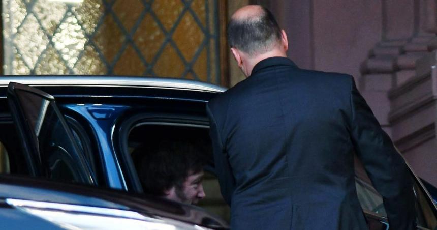 Con la presencia de Sturzenegger Milei reuacutene a sus ministros y define los primeros anuncios