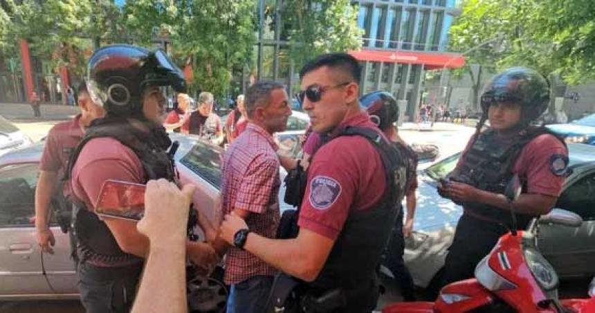 Detuvieron a Gastoacuten Mercanzini el hombre que le tiroacute un botellazo a Javier Milei