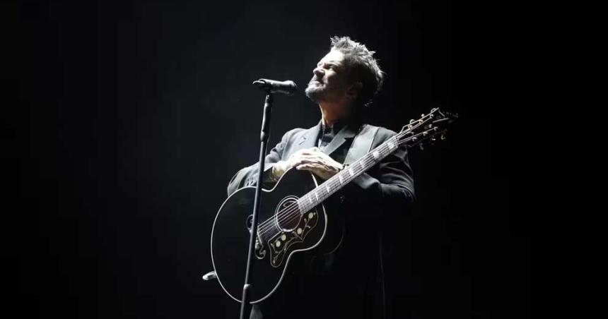 Ricardo Arjona se aleja de los escenarios para someterse a una cirugiacutea