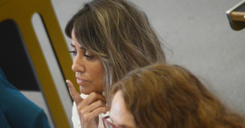 Ustedes legisladoras presten atencioacuten En Familia estamos abandonados