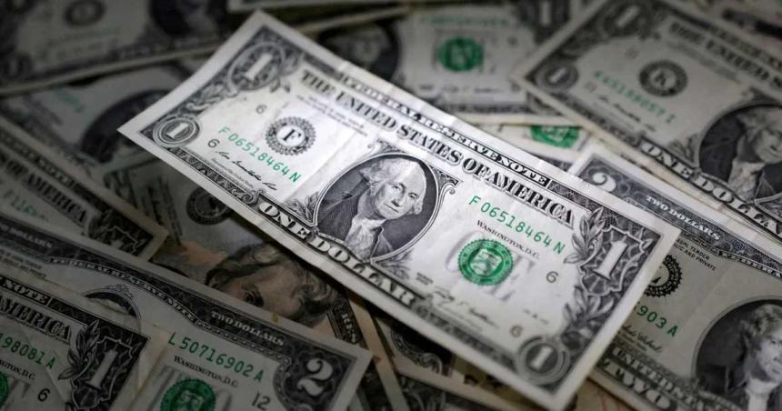 El doacutelar blue cae tras la devaluacioacuten despueacutes de la suba inicial