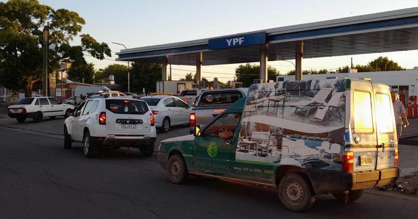 Largas colas para cargar combustible ante el inminente aumento 