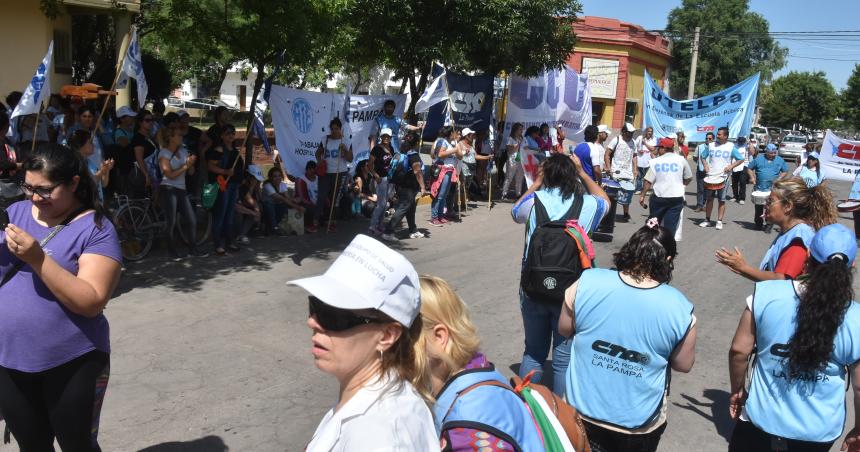 Centrales sindicales en alerta y movilizacioacuten llaman a plenario popular