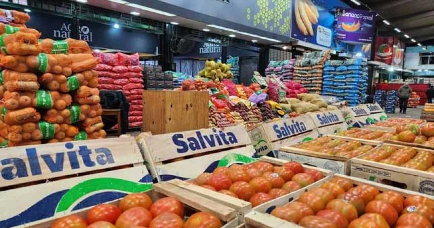 Remarcaciones de precios de maacutes del 600-en-porciento- en frutas y verduras