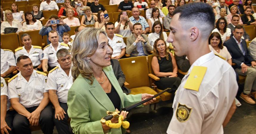 La Policiacutea celebroacute el egreso de 38 oficiales ayudantes