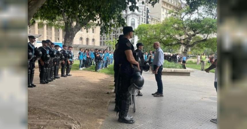 El protocolo antipiquete hizo su debut en Plaza Lavalle con un desalojo expreacutes