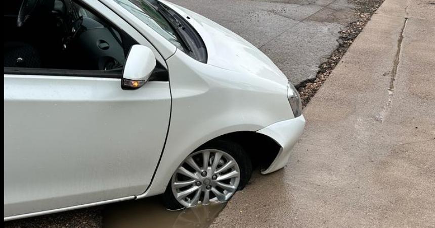 Santa Rosa- un auto se cayoacute a un pozo