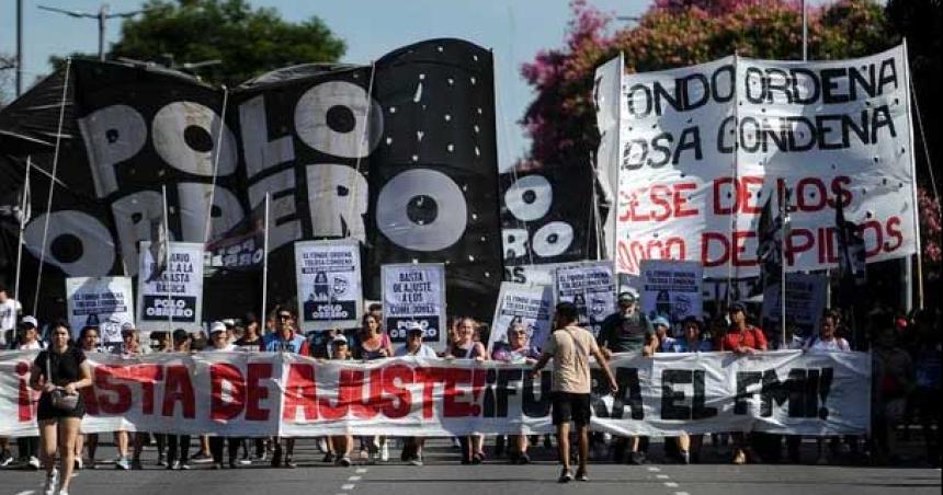 Van a la marcha y les sacan el plan o se quedan en casa y siguen trabajando