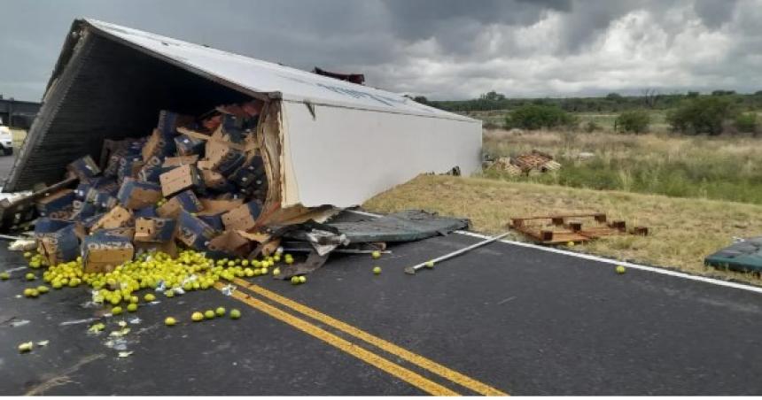 Volcoacute un camioacuten cargado de frutas en cercaniacuteas de El Durazno