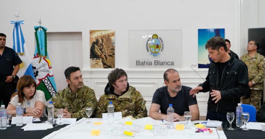 Milei estuvo en Bahiacutea Blanca despueacutes del temporal del saacutebado