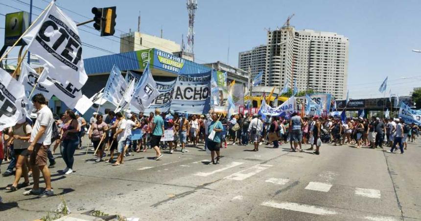El Gobierno ratificoacute que quitaraacute los planes a quienes corten calles 