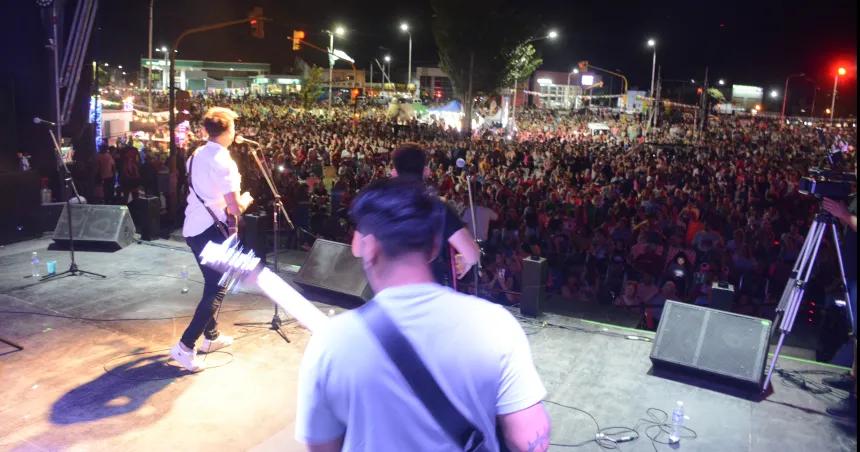 Postergan un diacutea el Festival de Calles