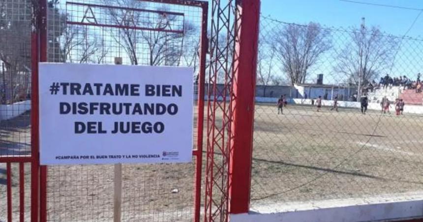 Multan y prohiacuteben ingreso a canchas a un padre que insultoacute en partido de fuacutetbol