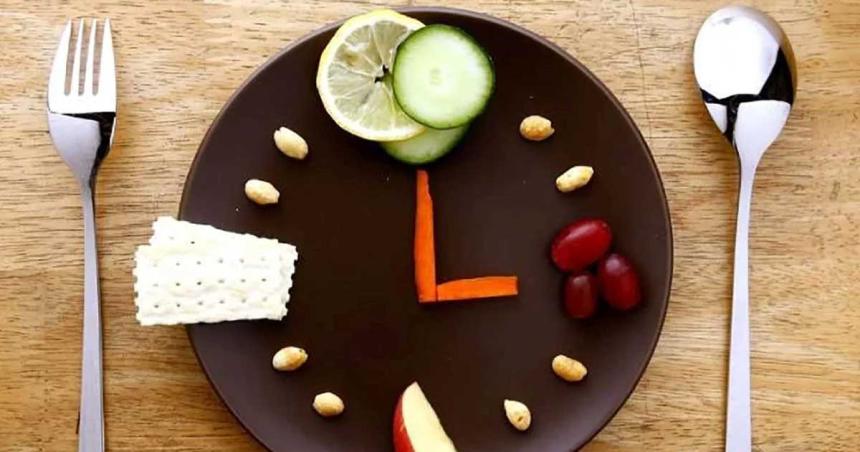 Comer a deshoras el fin de semana puede hacer que engordes