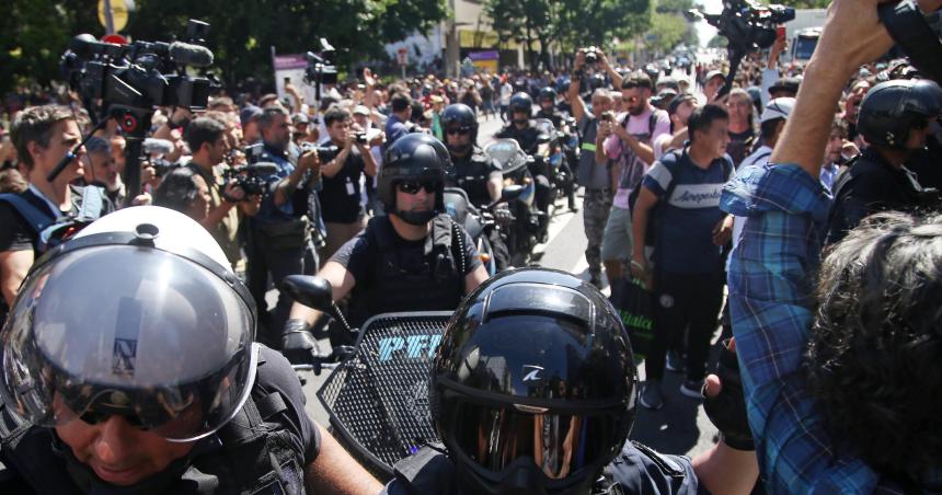 Tensioacuten insultos contra Milei y Bullrich y dos detenidos- lo que dejoacute la marcha piquetera