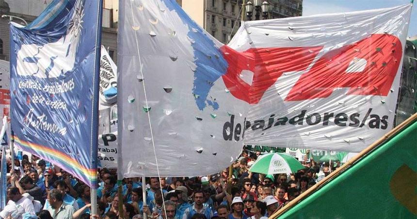 Asambleas y ollas populares en el Obelisco- las organizaciones sindicales repudian el DNU